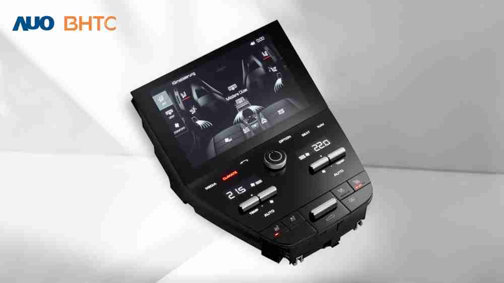 作為友達新生力軍，，，，BHTC所展示的中央與後座鞍部的Display HMI產品，，，可處理多區恆溫控制、、顯示畫面，，呈現仿真3D車室分區；以力傳感技術精準傳遞觸感，，，並結合音量及震動反饋，，防止意外啟動，，，提供使用者自然流暢、、、、直觀且輕鬆駕馭的舒適介面