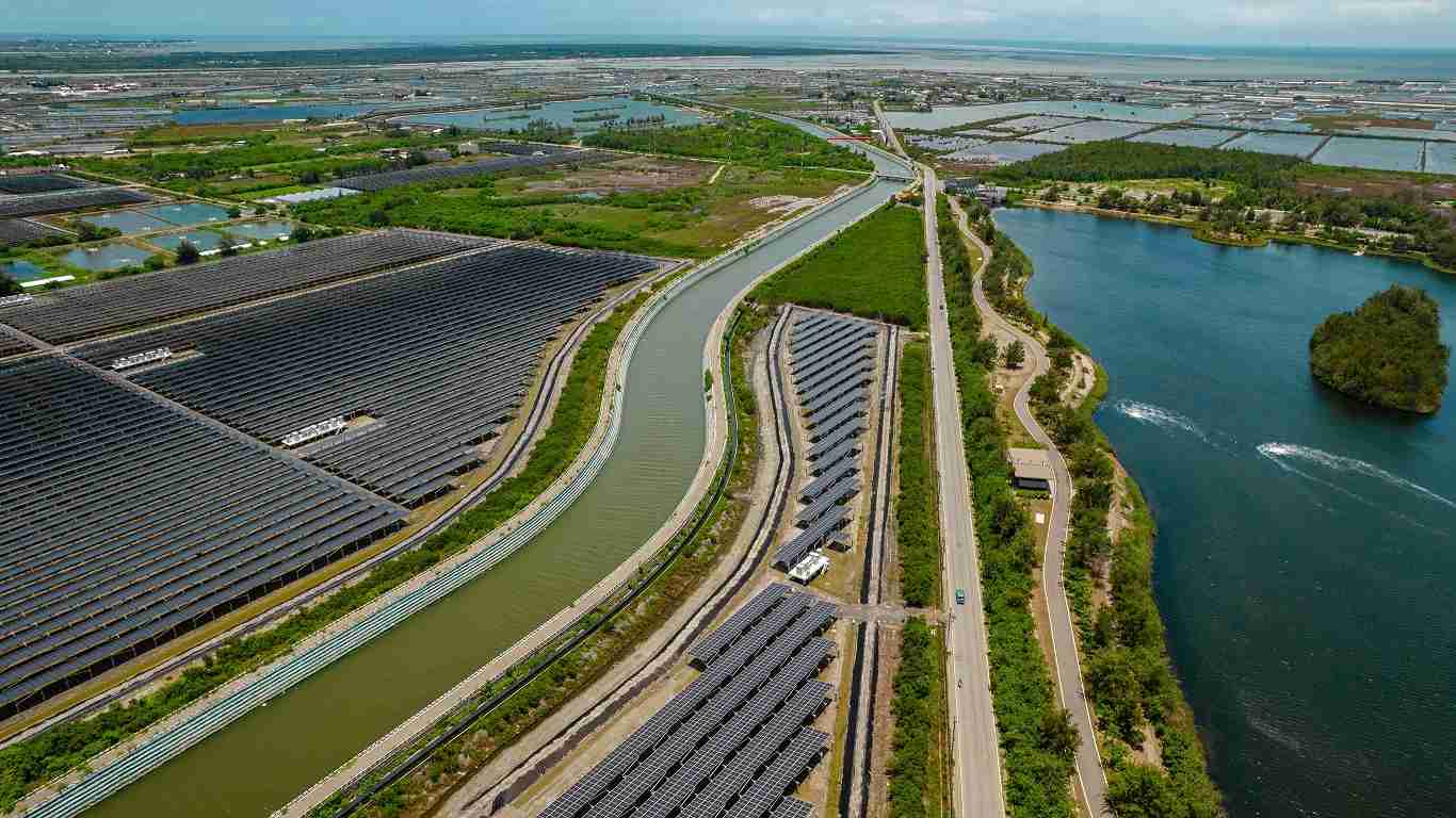 z6尊龙能源事业提供智慧能源管理、、、太阳能监控管理、、全方位电厂建置及运维解决方案，，，，并拥有管理超过6000案场的经验