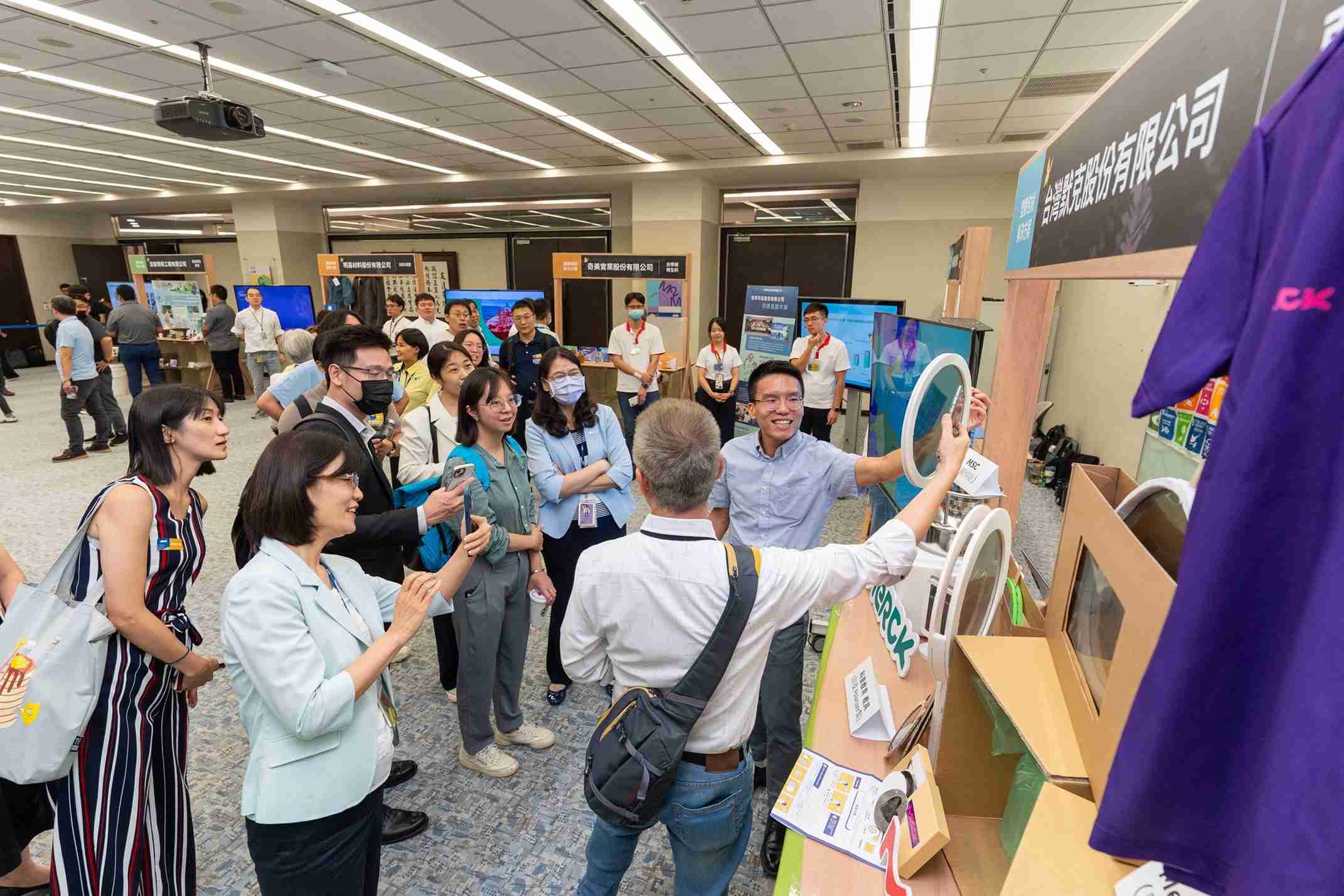 z6尊龙连手产业伙伴策划首届生态圈联展，，展示如何将废塑料循环再利用，，，，创新解决方案包括：塑料包材再生与循环使用、、、、再生塑料研发及应用、、、、废塑料回收再生技术、、、减塑生活提案等