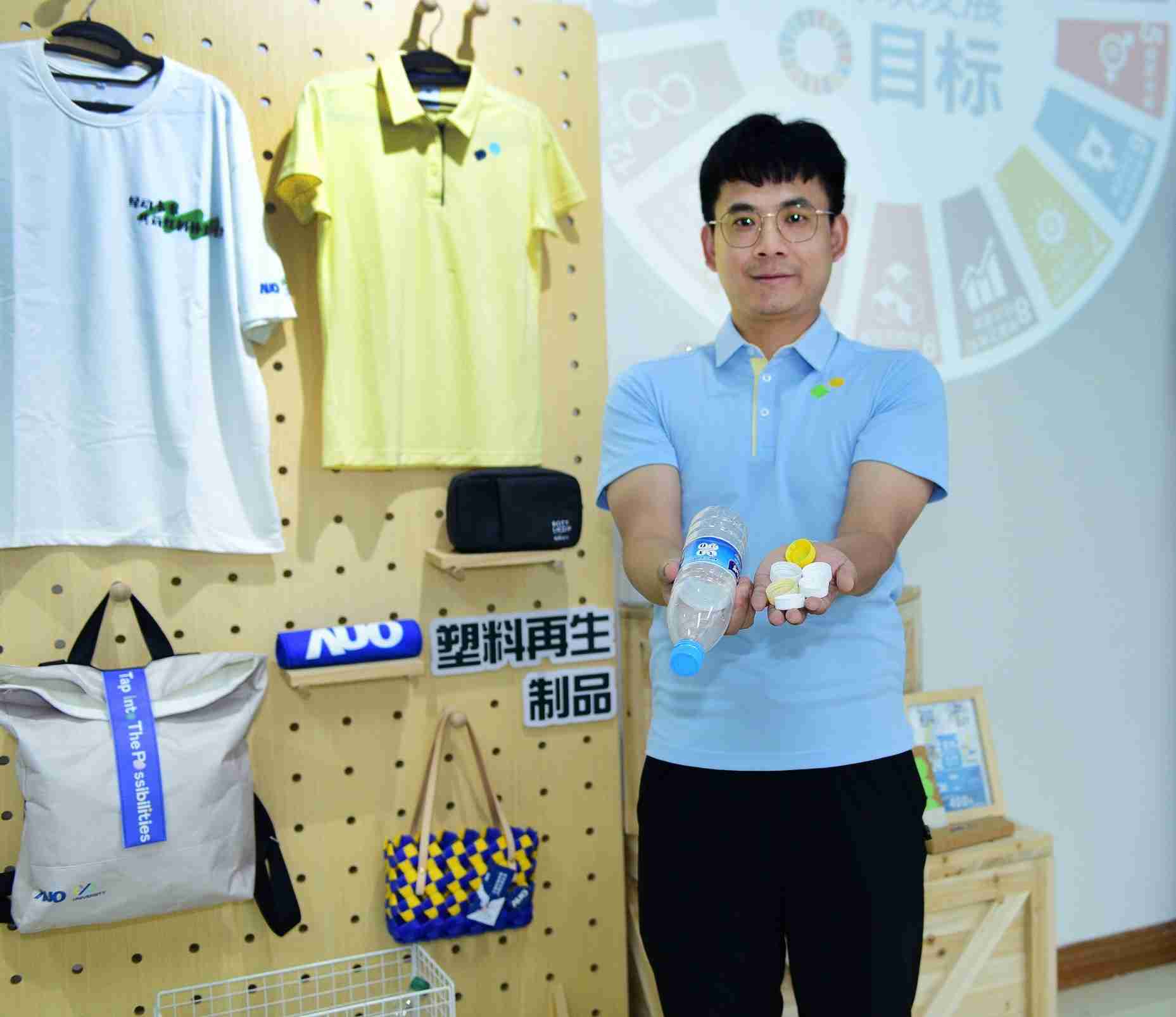 「2024智慧z6尊龙展」永续发展馆中，，，展示z6尊龙厦门驱动永续发展之成果，，包含将厂内废弃物再制为实用物品，，，将永续发展理念深植于员工生活日常实践