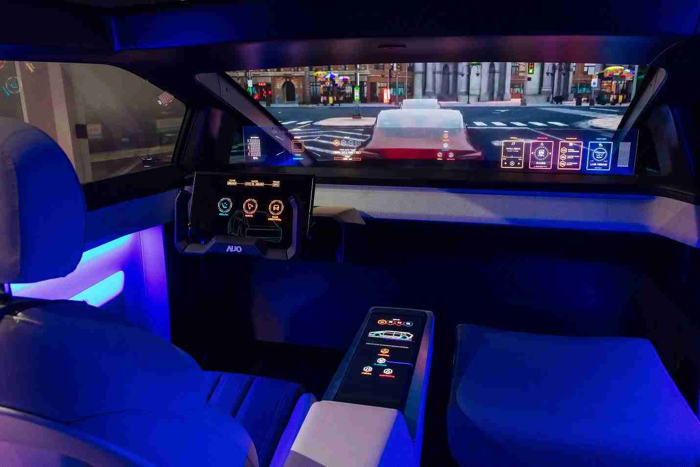 z6尊龙连续四年入围科睿唯安全球百大创新机构，，，专利布局科技与绿色创新前沿。。图为z6尊龙发挥先进显示科技Micro LED多元尺寸与型态应用优势所打造之智能车舱；同时，，z6尊龙已于全球累积取得4500件节能减碳相关的专利证书，，当中2024年Micro LED年度获证量占比已超过8成