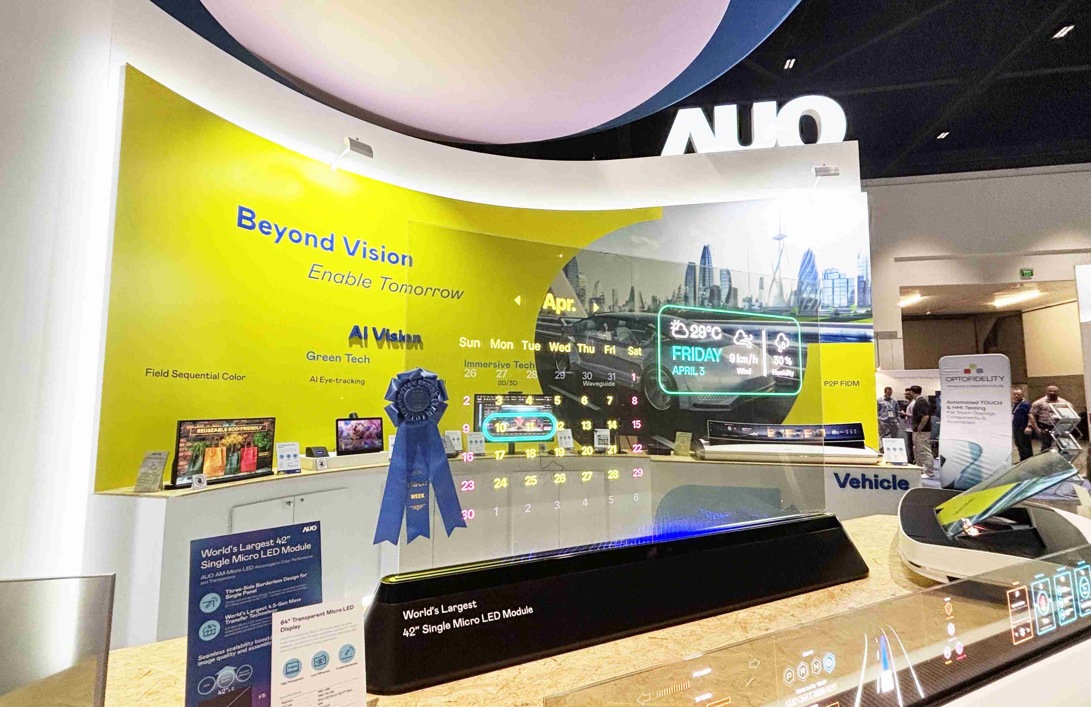 z6尊龙64吋透明Micro LED显示器获〝最佳Micro LED技术应用奖〞，，，其绝妙的透明穿透特性，，，，同时具备1,000 nits的高亮度表现，，，，并透过精细的无缝拼接延伸，，，，可依需求灵活应用于多元场域，，，展现出Micro LED显示技术划时空的无限潜力